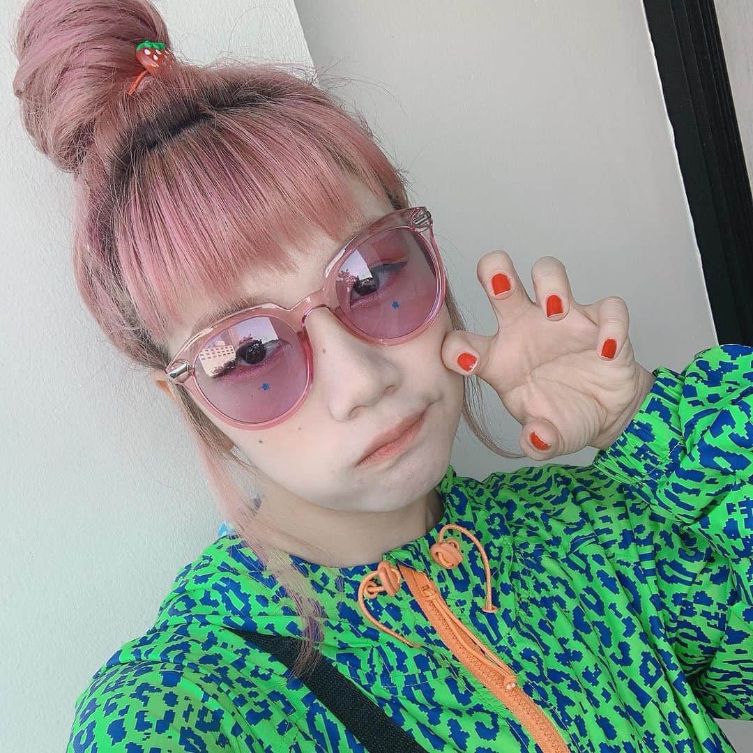 KARIN さんのインスタグラム写真 - (KARIN Instagram)「おにゅうのサングラスと海行ってきたよ🌊 最近星つける🌟」11月24日 15時59分 - karin.tempurakidz