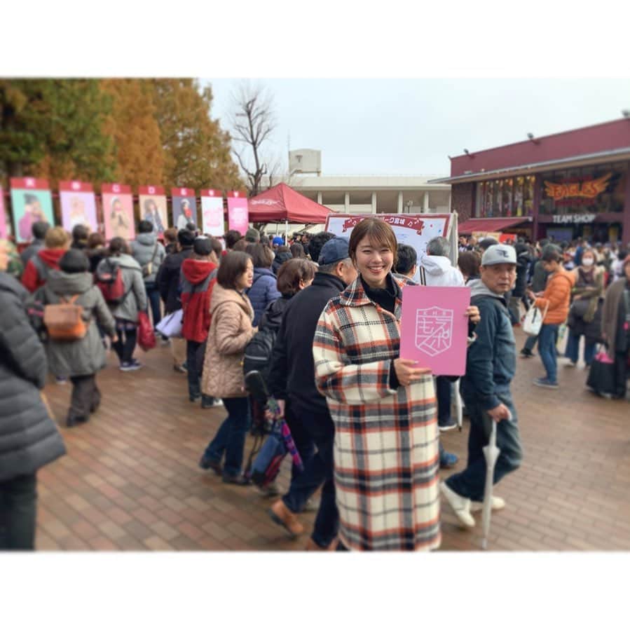 稲村亜美さんのインスタグラム写真 - (稲村亜美Instagram)「今日はもえスポで楽天のファン感謝祭にお邪魔してきましたー！ 小雨の中でファンの皆さまは大変だったと思いますが、もえスポみてますと声かけてくれた人もいて嬉しかったです😍🙏 協力していただいた選手の皆さんもありがとうございました🙏🙏🙏 #もえスポ」11月24日 15時52分 - inamura_ami