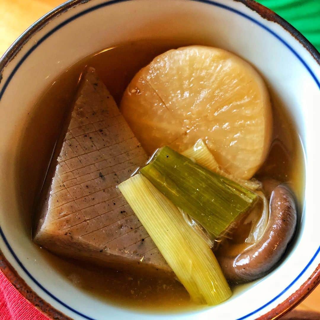 小鳥遊しほのインスタグラム：「最近の自炊とディズニーの話。まずおでん。おでんなのにネギと椎茸。オススメなのでやってみてほしい👨‍🍳ネギが崩れるのを避けたい場合は串に刺すのもあり。 . 好きな具材を好きな味で好きな柔らかさまで煮込めるおでんは最強です。日本最高🍢🍢🍢 . 【2枚目】Twitterにも書いたけど、最近スーパーで常に手に入るアルゼンチン赤海老にどハマり。生でも火入れしてもおいしいんだ🦐 . 【3枚目】ということで赤海老を料理に使ったやつ。こちらもTwitterで投稿したところレシピがほしいとお声いただいたので以下にて。具材多いけど工程は簡単なのでぜひ。 . 🦐麻婆海老トマ大根🍅 ◆具材 合挽き 150g 赤海老 5〜7尾 殻を剥く 玉ねぎ 1/2個 みじん切り 大根 5cm位 1cm角に セロリ 1/2本 薄切り えのき 1/4袋 2~3cm位に . ◆調味料☆ ☆オイスターソース 大さじ1 ☆甜麺醤 大さじ1 ☆酒 大さじ2 ☆醤油 大さじ1/2 ☆シャンタン 小さじ1 ☆トマトピューレ 大さじ6 ☆すりおろし生姜 少々 ☆水 150cc . 豆板醤 小さじ1/2 ごま油 大さじ1 片栗粉+水 各大さじ1 . 作り方 ①具材は表記の通り切る。 ②フライパンでごま油と豆板醤を熱し、具材を全て入れて炒める。 ③火が通ったら混ぜ合わせた調味料☆をいれる。 ④２〜3分炒めたら水溶き片栗粉を回し入れ、とろみがついたら完成！ . 【4枚目】ディズニーシーに行った。食べたし飲んだし絶叫苦手なのにタワーオブテラー乗って偉かった。えっへん。という写真🌭キャラクターグッズとかはあまり興味がないのだけど、昔からとにかくウォルト先生の脳みそラブなので映画作品やランド&シーの世界観が大好きです。年パスは持ってませんがディズニーチャンネルは会員です。あれで月額700円は安いです🐭 . 報告は以上となります。コメントお待ちしております。」