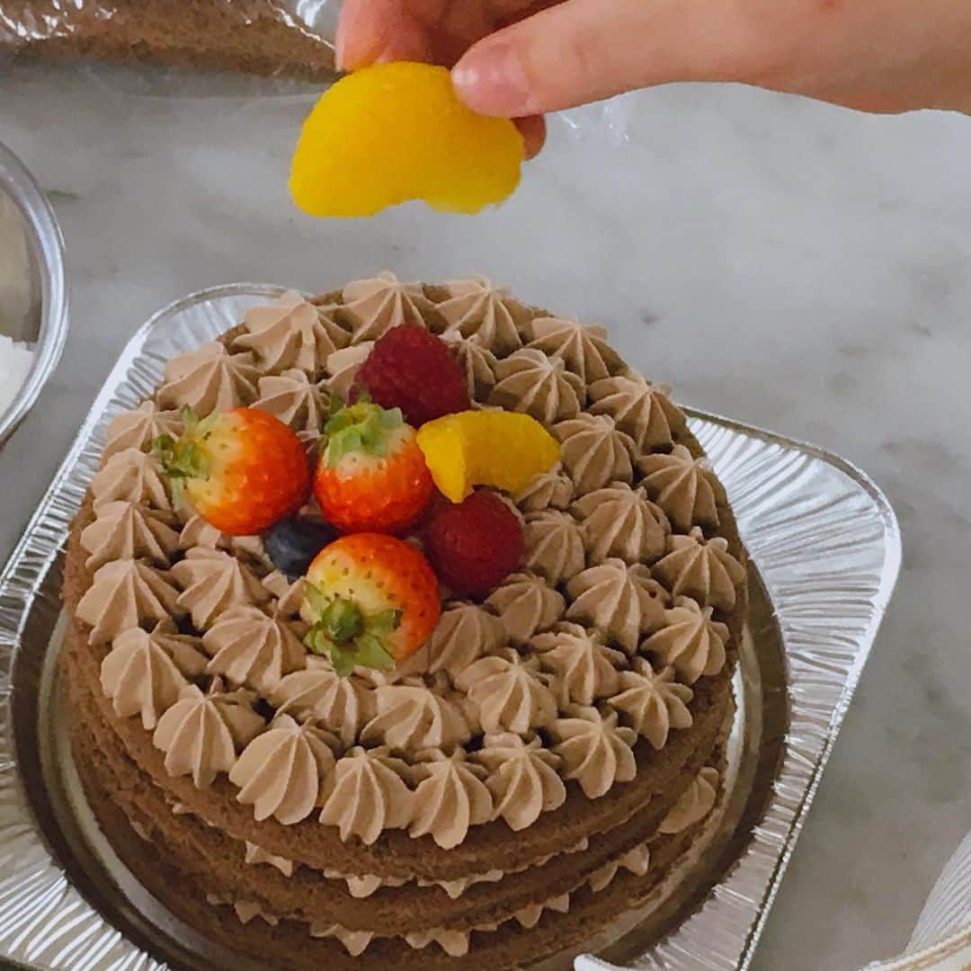 神戸製菓専門学校（公式）さんのインスタグラム写真 - (神戸製菓専門学校（公式）Instagram)「🌈オープンキャンパス🌈  #1人1台 チョコレートケーキ作りでした☺️ 絞りも、盛り付けも、みなさんとても綺麗にできていました🎶  デモンストレーションから始まり、生地を作って組み立てて…オープンキャンパスでは、普段の製菓実習と同じ流れで行います。より具体的に授業のイメージができたのではないでしょうか？🙂 次は11/30のアップルパイ🍎 たくさんのご参加をお待ちしております☺️ #神戸製菓 #神戸製菓専門学校 #チョコレートケーキ #フルーツ #チョコ #神戸 #三ノ宮 #三宮 #製菓 #パティシエ #オープンキャンパス #お菓子作り好きな人と繋がりたい #カフェ #神戸カフェ #神戸スイーツ #pattistagram2019」11月24日 16時06分 - kobeseika_info