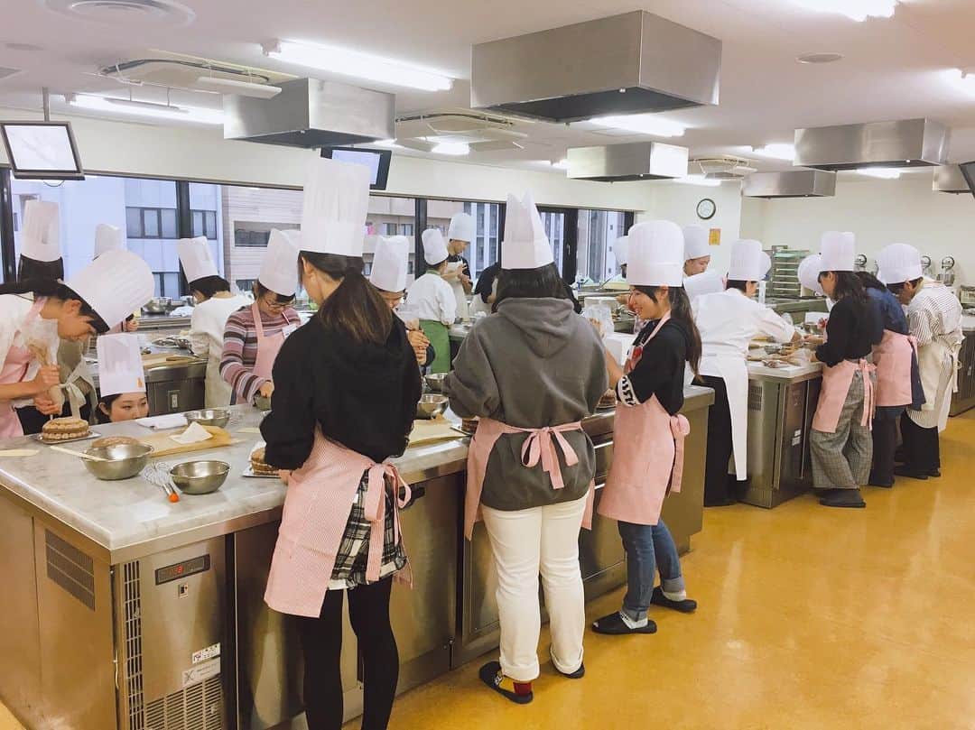 神戸製菓専門学校（公式）さんのインスタグラム写真 - (神戸製菓専門学校（公式）Instagram)「🌈オープンキャンパス🌈  #1人1台 チョコレートケーキ作りでした☺️ 絞りも、盛り付けも、みなさんとても綺麗にできていました🎶  デモンストレーションから始まり、生地を作って組み立てて…オープンキャンパスでは、普段の製菓実習と同じ流れで行います。より具体的に授業のイメージができたのではないでしょうか？🙂 次は11/30のアップルパイ🍎 たくさんのご参加をお待ちしております☺️ #神戸製菓 #神戸製菓専門学校 #チョコレートケーキ #フルーツ #チョコ #神戸 #三ノ宮 #三宮 #製菓 #パティシエ #オープンキャンパス #お菓子作り好きな人と繋がりたい #カフェ #神戸カフェ #神戸スイーツ #pattistagram2019」11月24日 16時06分 - kobeseika_info