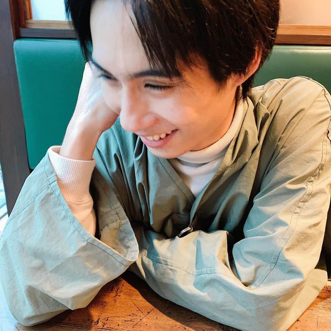 岩義人のインスタグラム：「ナニヲミテ笑ってるんだイワヨシト #おでこの血管 #岩義人」