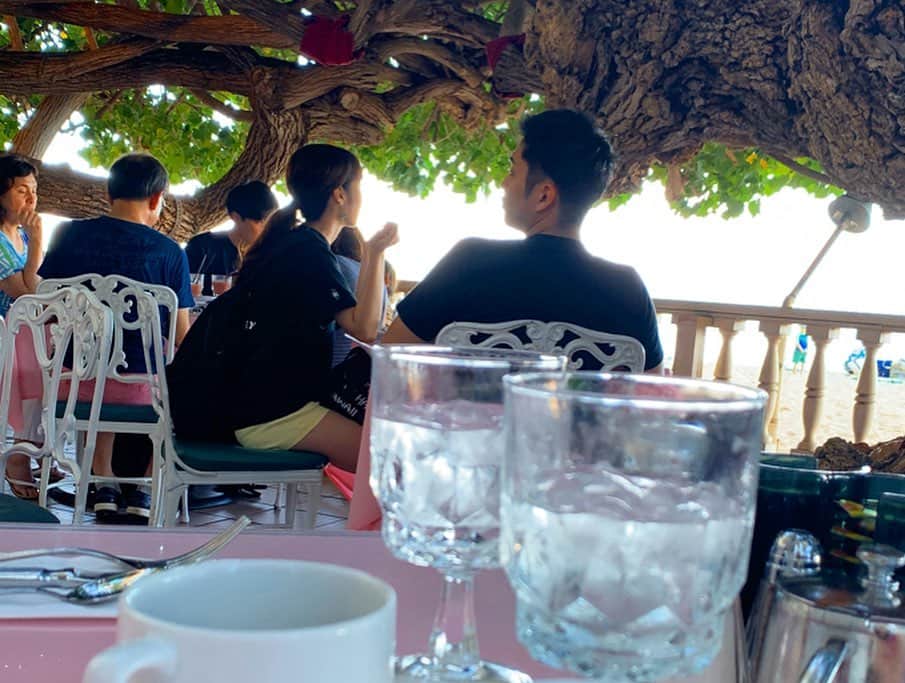 菊池沙都さんのインスタグラム写真 - (菊池沙都Instagram)「ハウツリーラナイで朝食🥞💓 海を見ながら木の下で食べたエッグベネディクト、美味しかった。 なんかバター感が美味しかった気がする。 ピンクのテーブルクロスが可愛い☺️💓 #hautreelanai#ハワイ朝食 #Hawaii#Waikiki#ハワイ#ワイキキ #ハワイグルメ#ハワイご飯#旅行#旅 #思い出#旅の思い出#memories」11月24日 16時13分 - satochin30