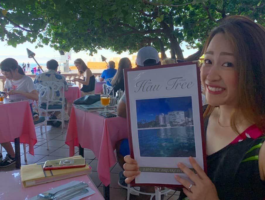 菊池沙都のインスタグラム：「ハウツリーラナイで朝食🥞💓 海を見ながら木の下で食べたエッグベネディクト、美味しかった。 なんかバター感が美味しかった気がする。 ピンクのテーブルクロスが可愛い☺️💓 #hautreelanai#ハワイ朝食 #Hawaii#Waikiki#ハワイ#ワイキキ #ハワイグルメ#ハワイご飯#旅行#旅 #思い出#旅の思い出#memories」