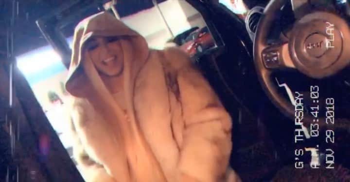ベロニカ・ベガのインスタグラム：「Ready to start wearing my furs in 71 degree Miami weather... fuk it... #FREEKODAK」