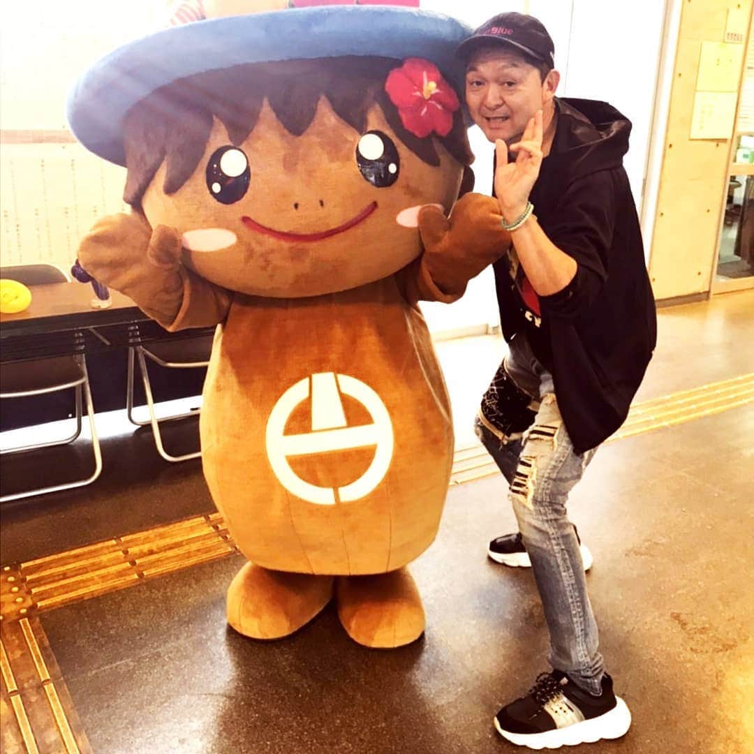 松本隆博のインスタグラム：「。 宇検村のキャラクター ウーケンと(^o^)/ ～人生遊歩道～」