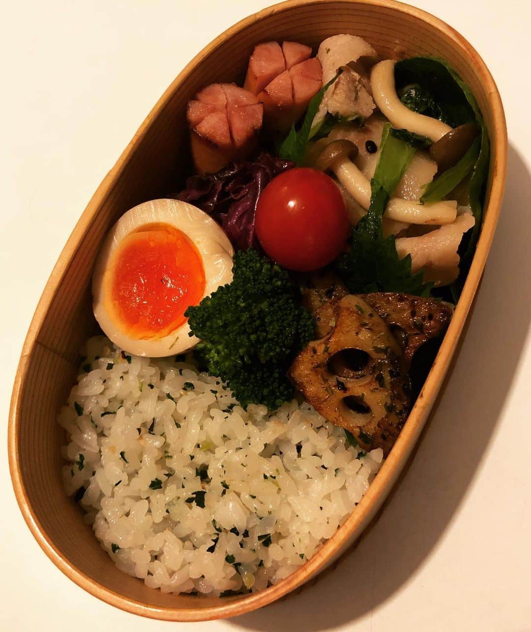 のインスタグラム：「金曜日のお弁当(*^o^*) 青梗菜としめじと豚肉の中華炒め、味玉、トマト、ウィンナー、レンコンのバター醤油焼き青のりがけです( ^ω^ )  チビ達送り出してからは、いづみちゃんのヤムナ！  からの〜、二人でお一人様焼肉、焼肉ライクへ！  ずっと気になってたので面白かったです！（笑）  味はまあ普通なんだけど、昼に手軽に、ってコンセプトには良いのかも！  その後二人でスタバも寄って(о´∀`о)  少しずつ色んな物やところがクリスマスモード。 結構好き\(//∇//)\ #甘糟ご飯#ご飯#昼ごはん#ランチ#ランチボックス#弁当#曲げわっぱ#わっぱ弁当 #japanese#japanesestyle #japanesefood #bento#lunch#lunchbox#焼肉ライク#山口いづみ#親友#ヤムナ」