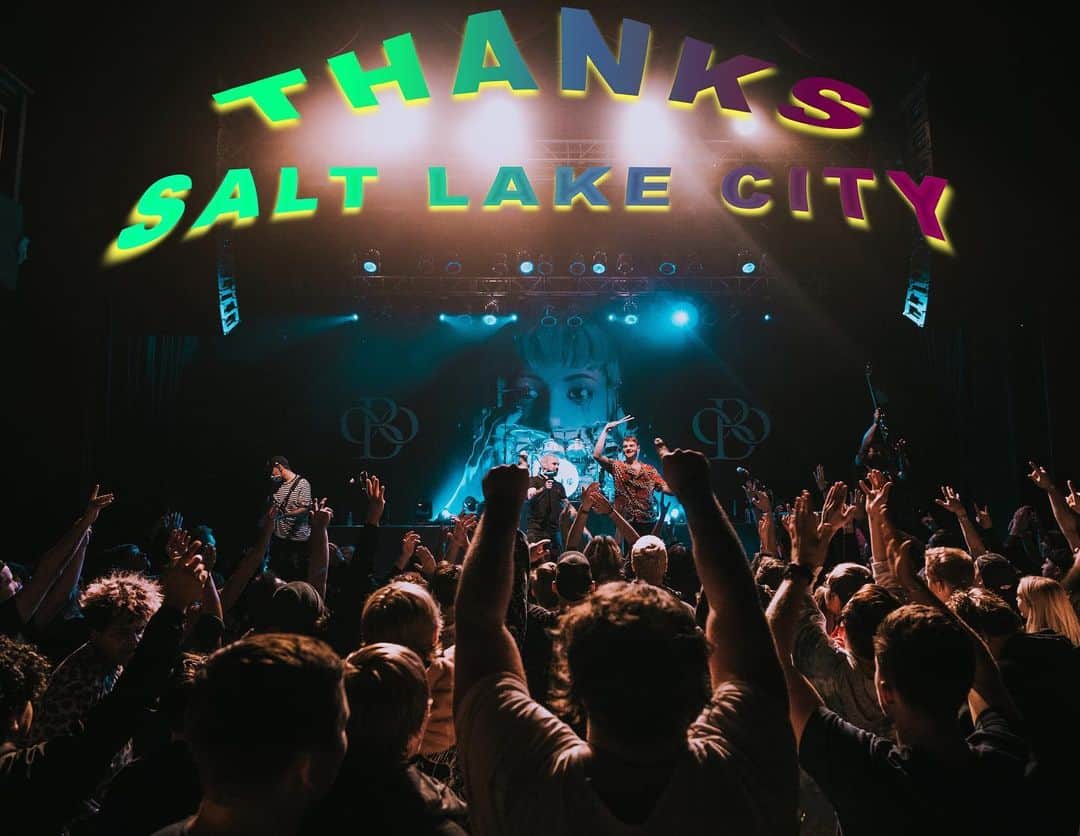 Headspaceさんのインスタグラム写真 - (HeadspaceInstagram)「ALMOST FORGOT TO SAY THANK YOU SALT LAKE CITY WOW WE ARE SOME FUCK BOYS 😭🙌🏻」11月24日 16時27分 - issues