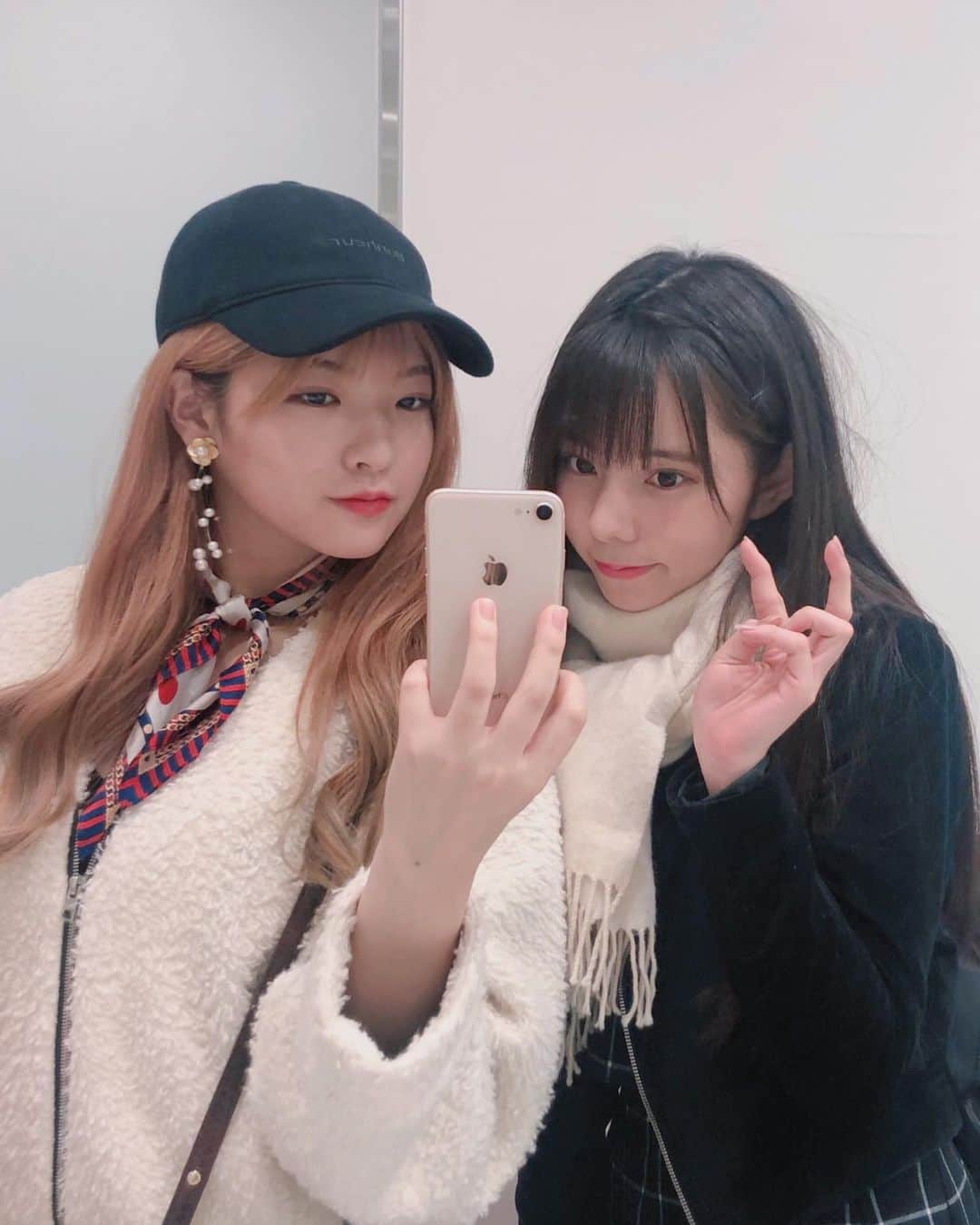 のインスタグラム：「👭」