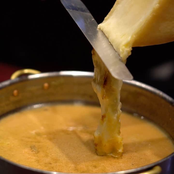 のインスタグラム：「とろ～り、アッツアツのチーズがたっぷり❗️明太チーズリゾット🧀⠀ ⠀ 前回の投稿でご紹介したのが、大名にある「博多弁天堂」の「博多明太子もつ鍋」🍲⠀ ⠀ あの「ふくや」の“明太子”と黒毛和牛の“もつ”がコラボしたプリプリもつが楽しめる鍋です😚⠀ ⠀ 〆で具材の旨味が染み出たスープに、投入するのは…⠀ ⠀ 北海道「花畑牧場」のラクレットチーズ🧀⠀ ⠀ スープとチーズをご飯とよく混ぜて、大葉・海苔をのせて出来上がり🤩⠀ ⠀ とろ～りご飯をひと口食べると、明太子とチーズの旨味がぐわっと広がってもう最高❗️大葉のアクセントもいい味出してます😍⠀ ⠀ 明太子ともつ鍋だけでも十分ですが、チーズも加わることでさらに濃厚な味わいが楽しめて最後まで飽きません✋⠀ ⠀ 具材の旨味が染み出たスープでシメる“明太チーズリゾット”❗️ぜひ一度食べてみて～👍⠀ ⠀ 博多明太子もつ鍋(1人前) 2178円　 花畑牧場のラクレットチーズリゾット(1人前) 803円 博多弁天堂 福岡市中央区大名2-1-41 ※注文は2人前から ※撮影分も2人前⠀ ⠀ #鍋#鍋料理#福岡鍋 #バリよかグルメ#グルメ#グルメ好きな人と繋がりたい #福岡#福岡グルメ#福岡ごはん#福岡ランチ#福岡居酒屋#福岡ディナー#博多#博多グルメ #fukuoka#天神#赤坂#大名#天神グルメ#大名グルメ #福岡旅行#福岡観光#福岡食べ歩き#食べるの好きな人と繋がりたい #チーズリゾット#〆#花畑牧場#ラクレットチーズ#チーズ #博多弁天堂」
