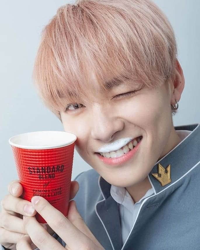 川西拓実のインスタグラム：「wink 😉 ㅡ © produce101japan #PRODUCE101JAPAN #kawanishitakumi #kawanishi #takumi #川西拓実 #川西 #拓実 #kawashiriren #x1 #wannaone #izone #produce101 #produce101season2 #producex101」