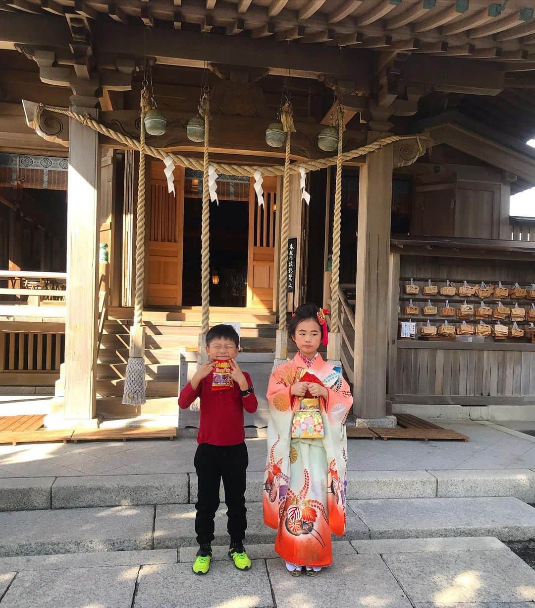 桃生亜希子のインスタグラム：「今日は、あのいの七五三の晴れ姿に会いに森戸神社へ。 天気にも恵まれ、虹ちゃんにも会えて、素敵な日。 　みんな、かわいかった。 　本当に大きくなったなぁ○ 　おめでとうございます㊗️🙏🌞 #あのいとk」