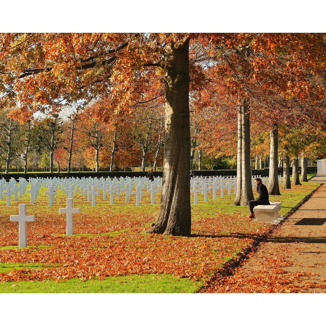 Eelco Roosさんのインスタグラム写真 - (Eelco RoosInstagram)「The American cemetery in Margraten @inlimburg. What an impressive monument to commemorate the American fallen soldiers that helped liberate us. There are 8.301 graves and crosses on 65 acres, just to give you an idea of the scale of this monument.」11月24日 22時25分 - croyable