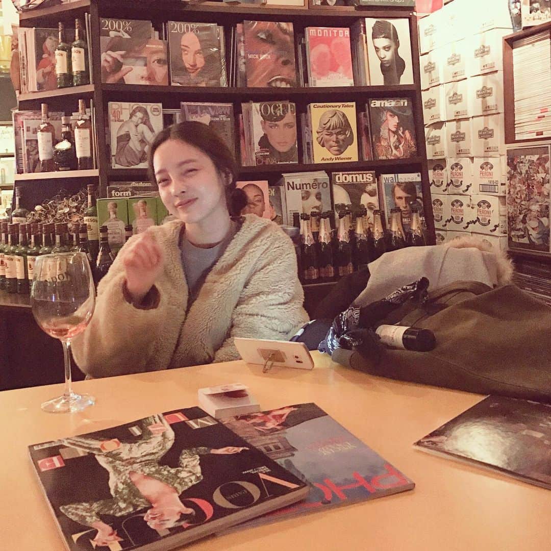 DINDINのインスタグラム：「하라야 내가 점점 주목받기 시작할 때 넌 날 걱정해주면서 힘들면 연락하라고 했었는데. 넌 참 아름답고 빛났어 근데 내가 아무것도 해준 게 없고 아무 도움이 못돼서 미안해. 정말 미안하다. 내가 조금이라도 도움을 줬어야 하는데 정말 미안해. 너무 화가 나고 너무 진짜 세상이 미운데 꼭 행복하기를 바랄게 그곳에서는. 미안해. 고마워.」