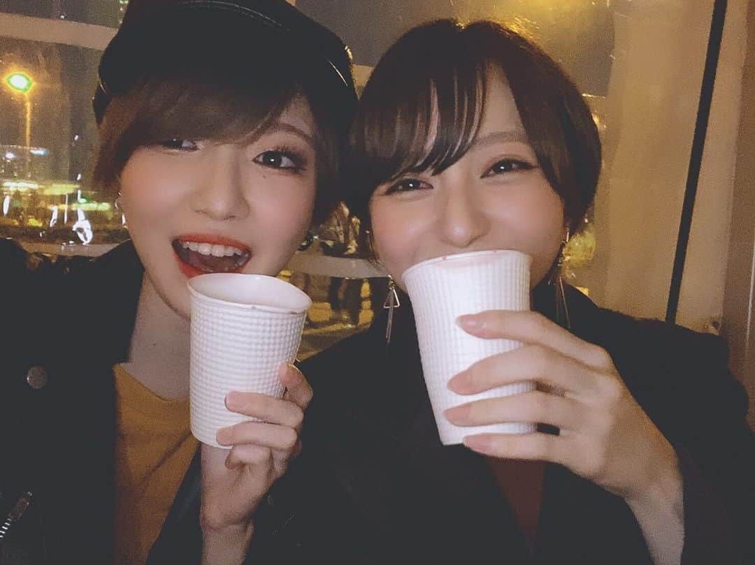 こばしり。さんのインスタグラム写真 - (こばしり。Instagram)「らおさんと居ると色んな顔できるー！！んんんんンンンッ！！(発作)﻿ ﻿ 赤レンガ倉庫でホットワイン飲んできた！﻿ もうクリスマスの雰囲気で、デートって感じだったからこっちも幸せ🎅」11月24日 22時31分 - lovetomato_24