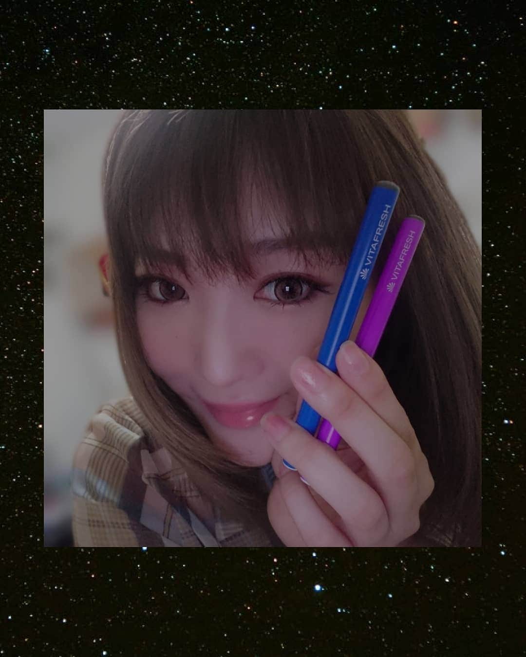 のインスタグラム：「VITAFRESH（ビタフレッシュ） ニコチンやタールなどは一切なし👍✨ 深くマイルドで柔らかな味の新感覚の ビタミン吸引型アロマスティックをGET～😋❀✿ . ( @prime.style.rakuten ) .  やはり、シガームーン『コエンザイムQ10』と シナモンジンジャー『ビタミンB』を✌✨ . .. 吸うときはドキドキ😵💓 タバコ系は吸わないから、 水蒸ってどんな感じかなーと思いながら(๑•̀ㅂ•́) .  吸った感じ、ほのかに香りが。 むせないし、吸いやすい！ . . ダイエット中の口寂しいときに良いわ💞😊 . 100%ステンレス、バッグやポケットに入れても 邪魔にならない軽量だし、いつでも持ち歩ける(,,ºΔº,,*) . ビタフレッシュで検索してね🐰💕 ( @prime.style.rakuten )  https://item.rakuten.co.jp/prime-style/vitafresh/ . ￣￣￣￣￣その他のフレーバー￣￣￣￣ ■トロピカルアイランド （天然ハーブエキス、ビタミンA配合） 南国なトロピカルピーチフレーバー。 胸の奥まで清々しくなる自然で 豊かな香りで日々の疲れから開放させてくれます。 . ■シナモンジンジャー （天然ハーブエキス、ビタミンB配合） シナモンの風味にほのかに香る 上品なジンジャーフレーバー。 濃厚なエッセンスがあたりを包んで 香ばしい匂いを届けてくれます。 . ■シトラスハニー （天然ハーブ、ビタミンC配合） 新鮮でフレッシュなシトラスフレーバーと 蜂蜜が抜群の相性。甘酸っぱさと爽やかな香りが 蜜のように濃く立ち込め爽快な1日へと。 . ■シガームーン （天然ハーブ、コエンザイムQ10配合） 深みのある葉巻フレーバーに、 ほんのり香るミントの繊細さ。 大人な香ばしさがラグジュアリーな 癒しのひとときをあなたに与えてくれます。 . ￣￣￣￣￣￣￣￣￣￣￣￣￣￣ . . #新感覚アロマスティック #フレーバーミスト #mist #ビタフレッシュ #電子タバコ #天然 #ミント #落ち着く #tropical #南国 #ラグジュアリー #シトラス #良い匂い #蜂蜜 #シナモン #ジンジャー #生姜 #自然 #タバコ #ビタミン #ピーチ #アロマ #peach #vitamin #mint #pr #癒し #photo #photograph #girl」