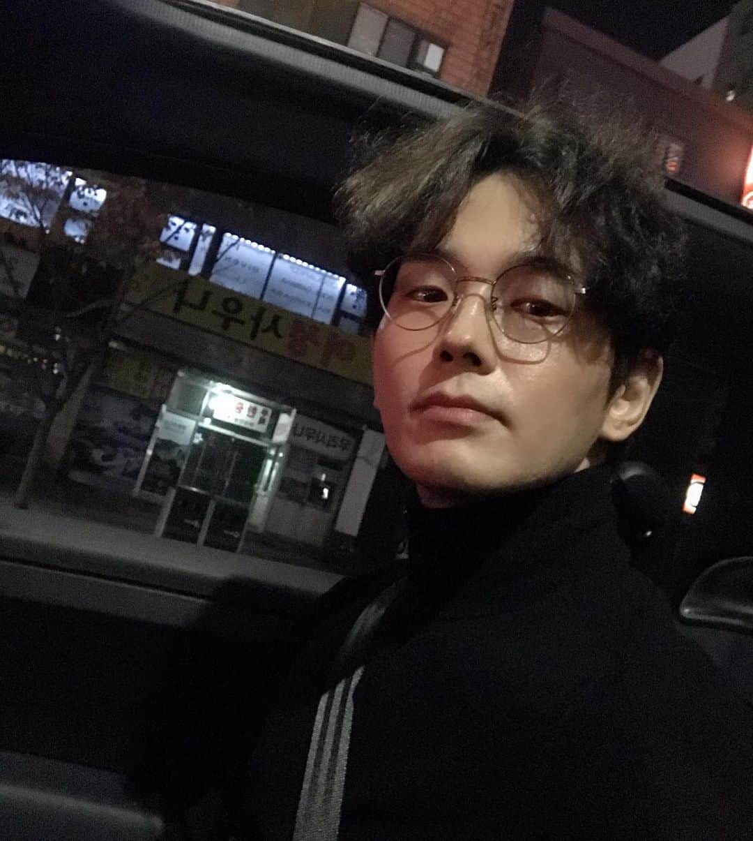 オン・ジュワンのインスタグラム：「머리 많이 길었다~ 오늘도 본방사수~#모두의거짓말#ocn 비가 오네 다들 감기조심😷」