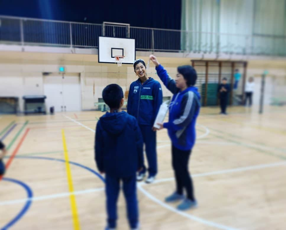 溝江明香さんのインスタグラム写真 - (溝江明香Instagram)「町田市立大蔵小学校にてビーチバレーボール 教室をさせてもらいました🏐砂の上でなく体育館で、3〜6年生の子ども達が約40名ほど参加してくれました🙏❤️みんなバレーボール初心者でしたが、とにかく元気で積極的に楽しんでくれて、パワーもらいました🤩 更に最後には近くの神社⛩の御守りを戴きました😭❤️東京オリンピック出場出来ますようにって✨✨ありがとうございました！頑張ります🇯🇵🔥 . 生まれ育った町でこうしてビーチバレーボール 教室ができるなんて幸せだなあ🥰 声かけてくれた同級生の友人に感謝。ありがとう🙏❤️ これからもっとこういう機会が増えると良いな🏐🏖🏫 . #町田市#町田#町田市立大蔵小学校#まちとも#ビーチバレーボール教室#バレーボール#ビーチバレーボール#小学生#春日神社  #町田生まれ町田育ち #地元 #トヨタ自動車ビーチバレーボール部 #女子アスリート#日本代表#溝江明香#athome#descente#glicopowerproduction #oakley#luxotticajapan」11月24日 17時26分 - sayakamizoe