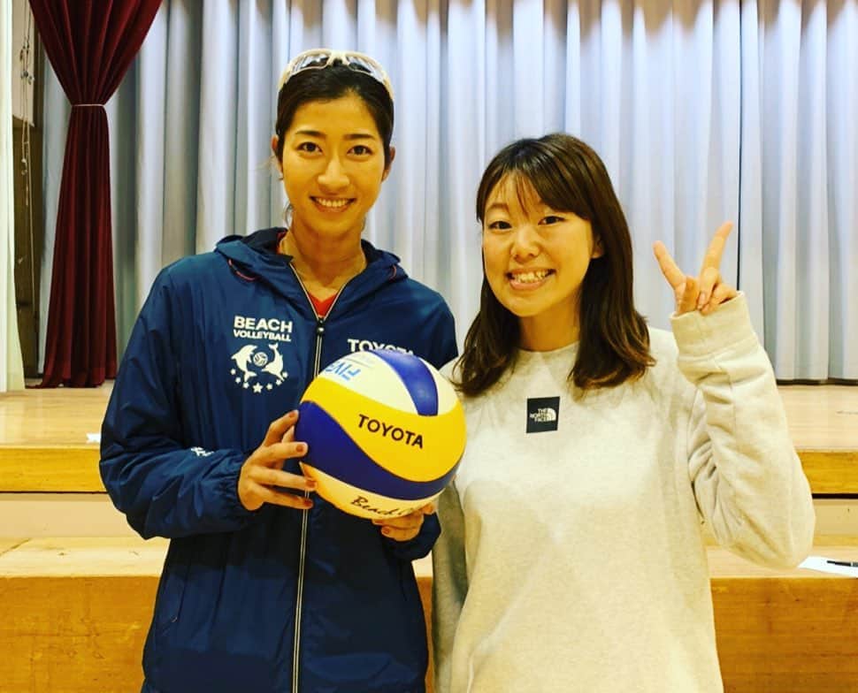 のインスタグラム：「町田市立大蔵小学校にてビーチバレーボール 教室をさせてもらいました🏐砂の上でなく体育館で、3〜6年生の子ども達が約40名ほど参加してくれました🙏❤️みんなバレーボール初心者でしたが、とにかく元気で積極的に楽しんでくれて、パワーもらいました🤩 更に最後には近くの神社⛩の御守りを戴きました😭❤️東京オリンピック出場出来ますようにって✨✨ありがとうございました！頑張ります🇯🇵🔥 . 生まれ育った町でこうしてビーチバレーボール 教室ができるなんて幸せだなあ🥰 声かけてくれた同級生の友人に感謝。ありがとう🙏❤️ これからもっとこういう機会が増えると良いな🏐🏖🏫 . #町田市#町田#町田市立大蔵小学校#まちとも#ビーチバレーボール教室#バレーボール#ビーチバレーボール#小学生#春日神社  #町田生まれ町田育ち #地元 #トヨタ自動車ビーチバレーボール部 #女子アスリート#日本代表#溝江明香#athome#descente#glicopowerproduction #oakley#luxotticajapan」