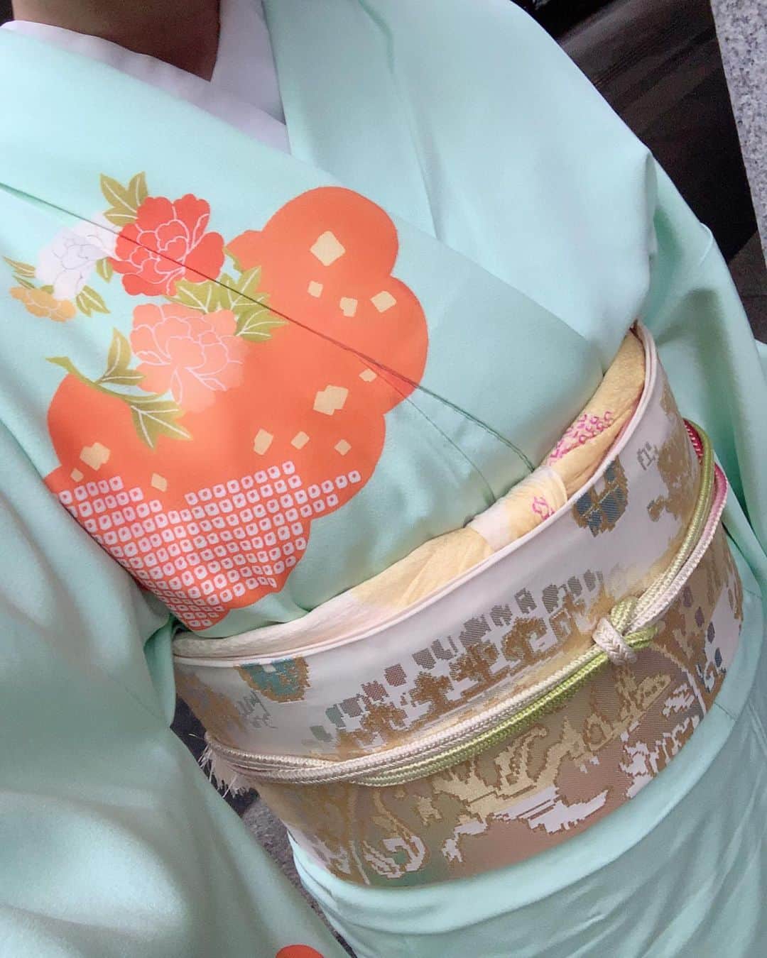 沢瀉美緒さんのインスタグラム写真 - (沢瀉美緒Instagram)「※ Wearing kimono this Sunday also 😋 . 今日もお友達とお着物で集合💛 . 久しぶりに @shimakame の訪問着で。 . 雨かな…涙 と思っていたけど、雨が上がって ひと安心。 . 志ま亀ブルーでも、こちらは少し ペパーミントグリーンのような色味✨ . . #訪問着 #志ま亀  #袋帯 #龍村美術織物  #帯揚げ #加藤萬 #帯締め #道明 #着物 #和装 #kimonomio #kimono #kimonohair #hairarrange #和装ヘア #着物好きな人と繋がりたい」11月24日 17時20分 - mio_omodaka