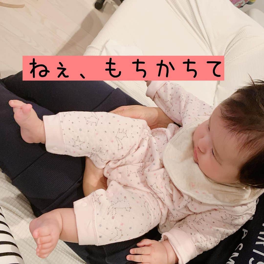 しほの涼のインスタグラム：「【速報】 娘、生後4ヵ月15日にして 足の存在に気付く👣  座らせると、まだ地球の重力に勝てずに 三重アゴになってブス可愛い😂💕 #親は何でも可愛い#何してても可愛い#うんちしてても可愛い#可愛いじゃなく愛#不思議だ#生後4カ月#足を発見した模様 #足を発見#ハンドリガード　じゃないなら#レッグリガード　？？笑笑　#スマイル育児#赤ちゃんとの生活#赤ちゃんとの暮らし#赤ちゃんと私#赤ちゃんのいる生活 #赤ちゃんのいる暮らし#笑神娘さん」