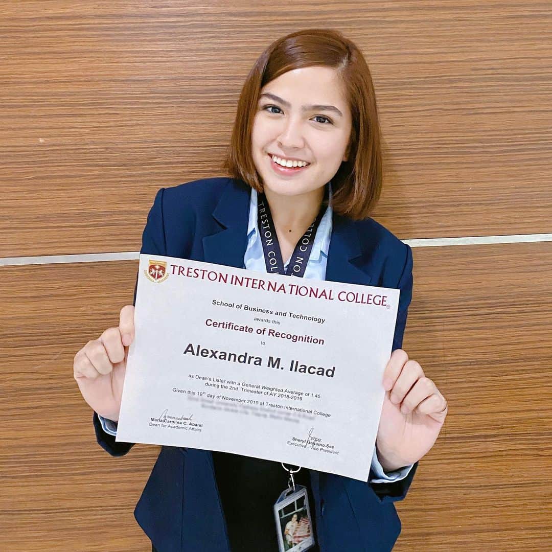 Alexa Ilacadさんのインスタグラム写真 - (Alexa IlacadInstagram)「Dean’s lister once more. 😊 I didn’t think I’d be able to achieve this again because of my crazy work schedule, but with God’s grace & guidance from my classmates and teachers, I feel victorious. ♥️ thank you, @trestonph! #2ndyearcollege #schoolofbusinessandtechnology #marketingmajor #workingstudent」11月24日 17時25分 - alexailacad