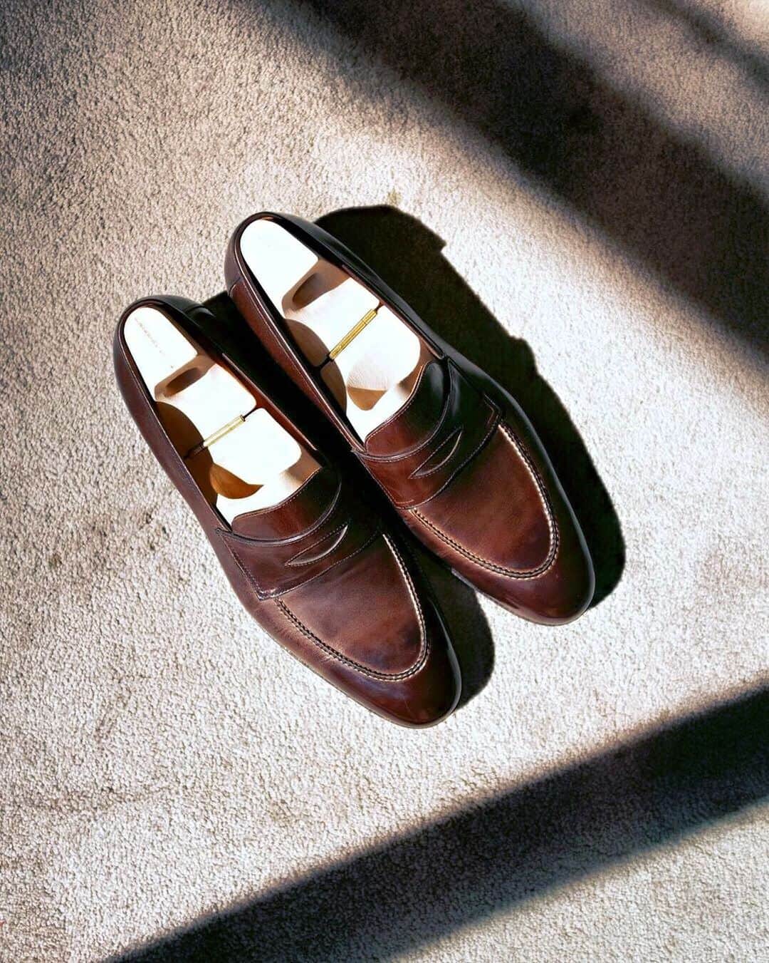 サンクリスピンさんのインスタグラム写真 - (サンクリスピンInstagram)「Our signature loafers Mod. 539 made from our dark brown crust leather showcased by @cavour.co ⠀⠀⠀⠀⠀⠀⠀⠀⠀ A true wardrobe staple. ⠀⠀⠀⠀⠀⠀⠀⠀⠀ #mysaintcrispins #saintcrispins #onlyforgentlemen #shoes #shoeaddict #shoestagram #agentlemanschoice #shoeporn #madebyhand #handwelted #shoes #handmadeshoes #gentlemanstyle #sartorialist #forgentlemenonly #sartorial #handmade #mensshoes #shoeporn #instashoes #dapper #menstyle #menshoes #shoelover #shoeshine #shoepolish」11月24日 17時31分 - saintcrispins