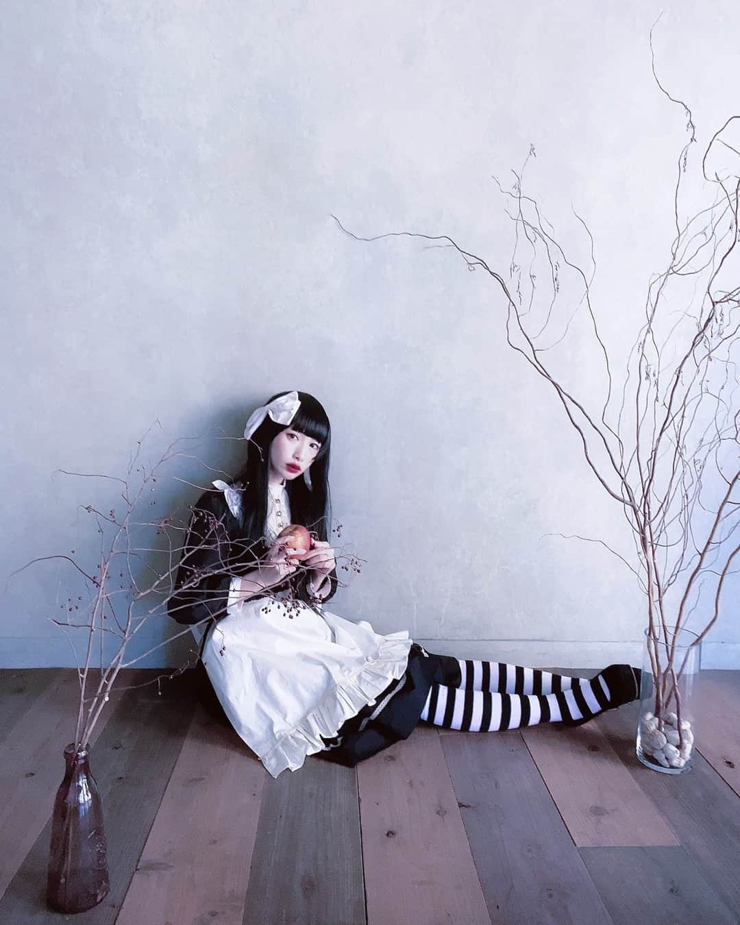 のインスタグラム：「* 🔽作品集🔽  #humandoll * 🐰×🃏×🍎×🕰️×☕×🎩 * 衣装デザイナーのアリスさんに衣装を作成していただき 黒アリス撮影 * ちなみにこちらはiPhoneでの撮影。クオリティ高。 本データが楽しみすぎる！ * 作品撮影、創作撮影もご依頼お受けしています💌同じ世界観の方と楽しく撮影できたら👯👯 * * #撮影 #作品撮り #作品集 #モデル #フリーランス #フリーモデル #撮影依頼 #インフルエンサー #黒アリス #不思議の国のアリス #アリス #aliceinwonderland #japan_of_insta #japan_focus #japanculture  #🍎 #disney #alice」