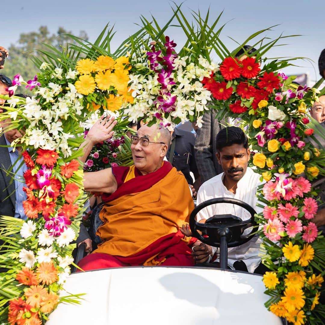 ダライ・ラマ14世さんのインスタグラム写真 - (ダライ・ラマ14世Instagram)「HHDL waving to the crowd as he rides in an electric buggy to the stage at the Sports Stadium of P.E.S. College of Physical Education for his general teaching on Buddhism in Aurangabad, Maharashtra, India on November 24, 2019. Photo by Tenzin Choejor #dalailama」11月24日 17時44分 - dalailama