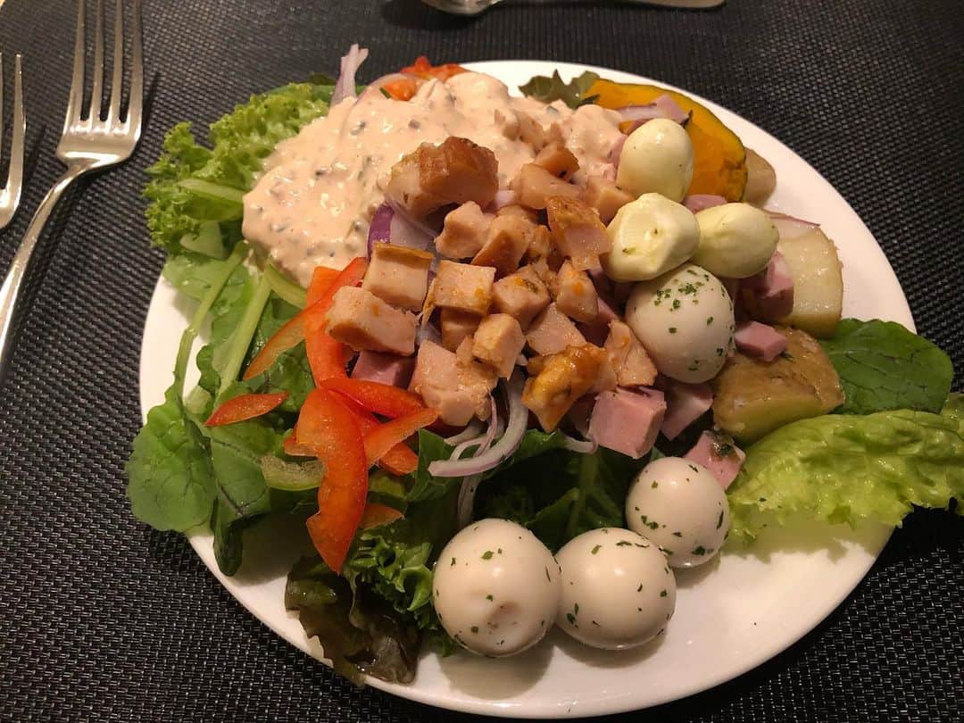 三宅智子さんのインスタグラム写真 - (三宅智子Instagram)「今日のランチ♪  普段、お昼食べないので、サラダバーとメイン料理とデザートブッフェ1通り食べたら、超腹パンだった💦  美味しかったので、大満足！」11月24日 17時44分 - tomoko1121m
