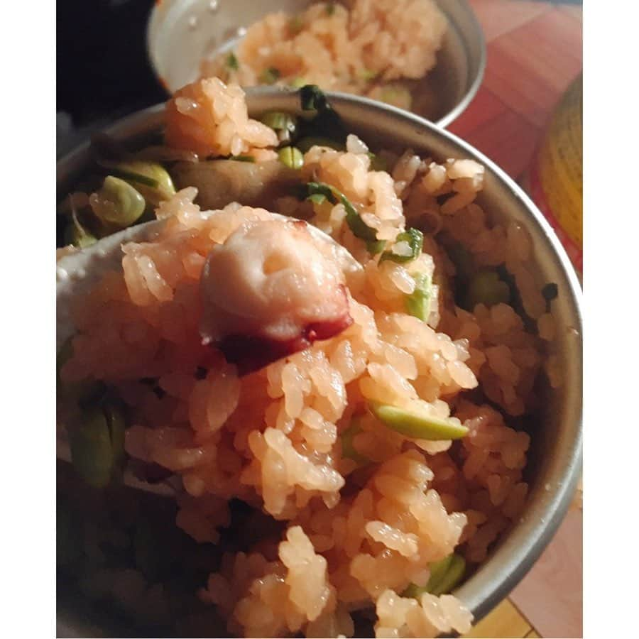 一双麻希 さんのインスタグラム写真 - (一双麻希 Instagram)「キャンプご飯記録⁂ ・タコ飯🐙 (枝豆、生姜、ネギをたっぷり。) キャンプご飯のメインディシュは 飯盒で炊くご飯だと思ってるので✨ 毎度ご飯ものを何作ろうかうきうき☻ 飯盒で炊くご飯って炊飯器より絶対おいしい🤤🤤 ＊ #キャンプ記録 #タコ飯 #飯盒炊飯 #アウトドアクッキング #キャンプ #キャンプ好き #キャンプ飯 #キャンプご飯  #自然好き #山好き #アウトドア好き #キャンプ女子  #camp #outdoors #outdoorcooking #nature #naturephotography #trip #travel」11月24日 17時37分 - isso_maki315