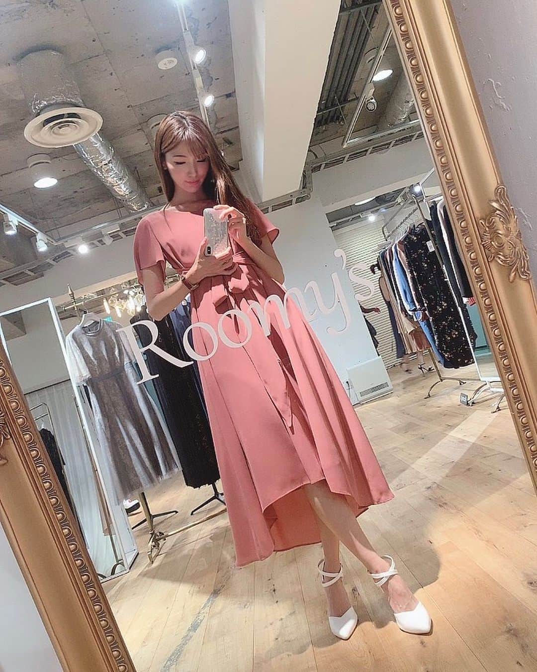 のインスタグラム：「先日 @roomys_official の2019 S/S展示会に行ってきました💓 ドレスが可愛すぎてもう🥺3.4枚目に載せたピンクのドレスをオーダーしました💓 ジャケットをカジュアルにしたら私服でも着れる🥳 それにしても3枚目ブレすぎな件。」
