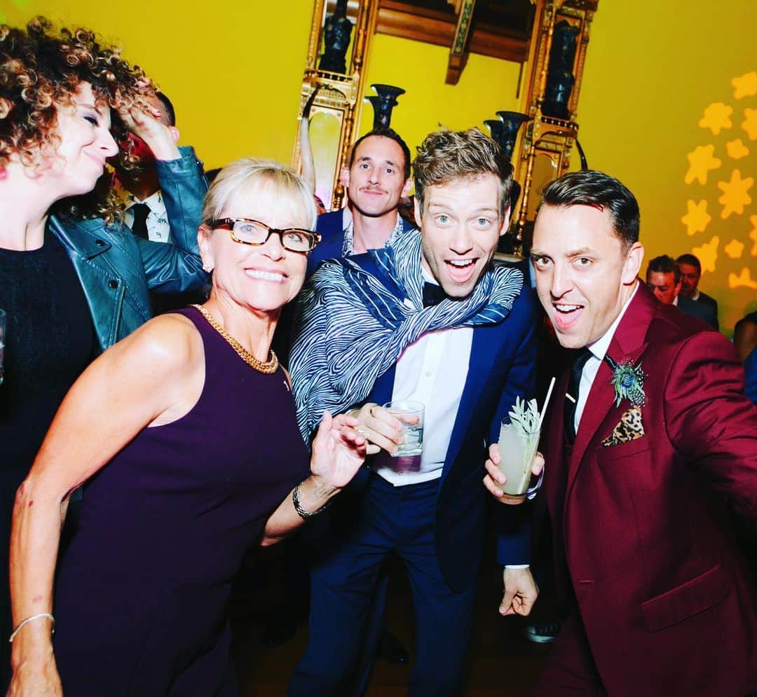 バーレット・フォアのインスタグラム：「Maybe the most fun wedding I’ve ever been to. (Aside from my brother’s second wedding where I landed in Switzerland with double pink eye from the eye mask on the plane 👀.) Congrats again to the gorgeous grooms @tylermarcumla and @gingerbeardbaker  Love you BBs! 📸 by the amazing @clindbergphoto . . . #wedding #marriage #liveband #paramourestate #michaelgottyed」