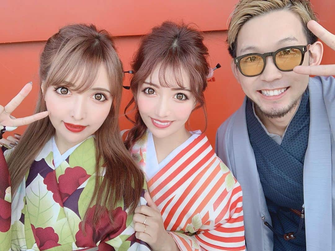のインスタグラム：「美輪明宏さんの言葉 本当に素晴らしい🥺💓 . 言葉でたくさん救われるから 私も色んな人を言葉で救いたい👍 . . . 【美輪明宏さんの好きな名言】 . ①他人と自分を比べて優越感や劣等感を持つのはくだらない他人志向。大切なのは自己志向。自分が満足して自分が納得すればいい。 . . ② 「何かしてあげる」と自分勝手な愛情を押し付けるのは自分がかわいいだけ。本当の愛は見返りを求めない無償の愛。 . . ③ せめて自分ぐらい自分を褒めて認めてあげないと自分が救われない。自分の味方になれるのは自分だけ。 . . ④ おいしくて体に悪いものを食べて病気になるか、まずくても体に良いものを食べて健康でいるか。食べ物も人間関係も同じ。 . . ⑤ 世の中には人には言えない苦しみや地獄を抱えた人もいる。それでもニコニコ朗らかに生きる強い人がいる。 . 美輪明宏さん本当に素晴らしい 最近ずっと色んな人の 名言みるのが好きなんだ👍💕 . #名言#名言集 #浅草#仲良し3人#たんぽぽ浜田#それを摘む女#平和な関係#着物#着物レンタル#親友」