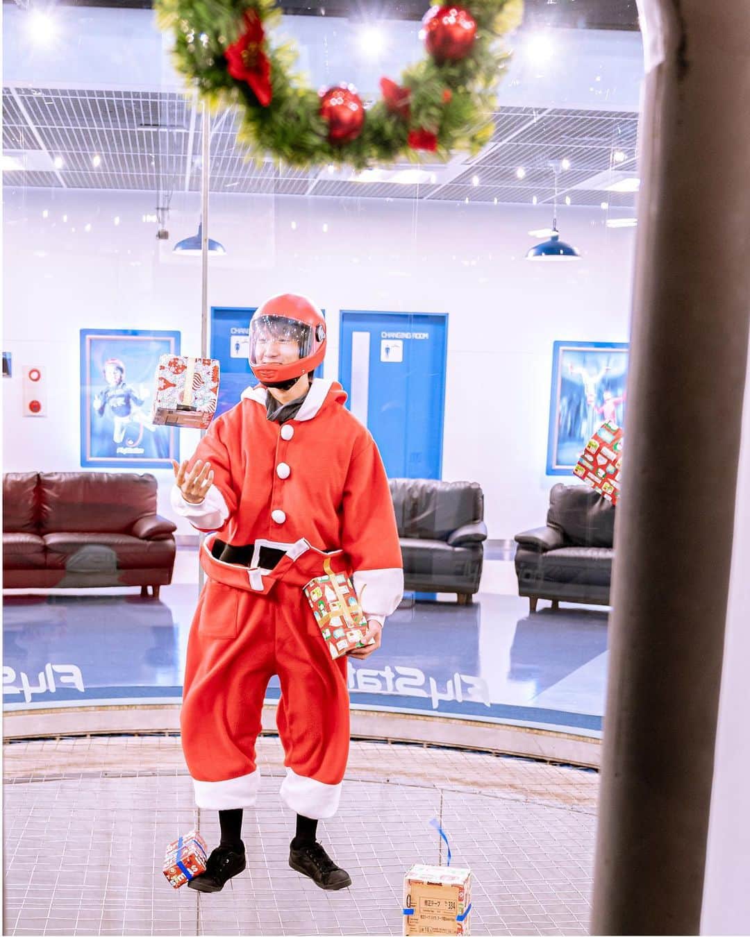 FlyStation JAPANさんのインスタグラム写真 - (FlyStation JAPANInstagram)「なにかイベント考え中のサンタさん... お楽しみに！  ご予約はこちらから https://flystation.jp/booking/  お問い合わせはこちら TEL：048-940-5010 E-mail：yoyaku@flystation.jp  #flystation #flystationjapan #フライステーション #スカイダイビング #indoorskydiving #インドアスカイダイビング #越谷レイクタウン #埼玉 #東京 #スポーツ #クリスマス #コスプレ #サンタコス」11月24日 17時41分 - flystation.jp
