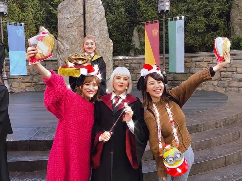 都築青空さんのインスタグラム写真 - (都築青空Instagram)「れなおと (@__renao_0707 ) USJのクリスマスへ🎄 ずーっとキラキラしてて2人で感動🥺✨✨ クリスマスソングに合わせて 踊っちゃったりして映画の 主人公になった気分で超ノリノリでした💓笑 . . @universal_studios_japan #usj #ユニバ #大阪 #pr #クリスマス #イルミネーション #ハリーポッター #クリスマスツリー #christmas #illumination #osaka #あおぞら旅日記」11月24日 17時41分 - aozora723