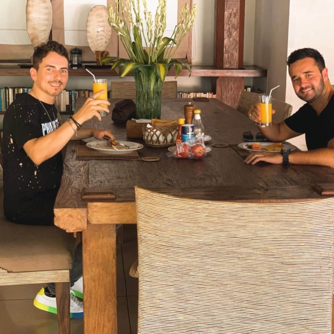 ホルヘ・ロレンソさんのインスタグラム写真 - (ホルヘ・ロレンソInstagram)「After 3 unforgettable days in #seminyakbali we leave @casaevaliza. Thanks for taking care of us. 🙏 Guess where we going next. 🤔😜 #baliswminyak #bali」11月24日 17時42分 - jorgelorenzo99