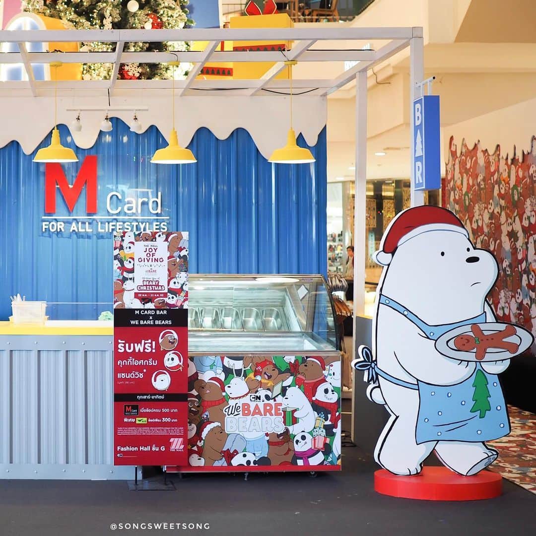 Song Sweet Songさんのインスタグラム写真 - (Song Sweet SongInstagram)「。 THE MALL : JOY OF GIVING 🎄 จัดกิจกรรมสำหรับลูกค้าทุกท่านต้อนรับเทศกาลแห่งความสุขที่กำลังจะมาถึงด้วยบรรยากาศที่อบอุ่น สนุกสนานและน่ารักในธีมคุณหมี WE BARE BEAR ทั้ง3ค่า~❤️ 。 . ภายในงานมีกิจกรรมให้ร่วมเล่นมากมาย มุมถ่ายรูปน่ารักๆเพียบ และกิจกรรมที่พลาดไม่ได้ นั่นคือ! M Card Bar นั่นเองค่า~ 。 . โดยภายในบูธจะมี คุกกี้ไอศครีมแซนวิช ที่ไม่ขาย! แต่ให้ฟรี！！ สำหรับลูกค้าM-card ที่ซื้อสินค้าภายใน The Mall บางแคครบ 500 บาท เท่านี้ก็มาแลกรับได้ทันที 1 ถ้วยไปเลยค่า^^ M CARD bar จะเปิดให้แลกคุกกี้ไอศครีมแซนด์วิชในวันที่ 23,24,31 พย. 1,7,8 ธค. 62  ที่เดอะมอลล์บางแคนะค้าาา 🎄🐻🍨 。 . ขอบคุณ @themall_thailand ที่ให้ทางเราเป็นส่วนหนึ่งของกิจกรรมแห่งความสุขส่งท้ายปีนี้นะคะ 🎄💕 。 #bearychristmas  #webarebears  #cookieicecream  #icecreamsandwich  #earlychristmas  #merrychristmas #themallthailand #themallxwebarebears #themallbearychristmas  #songsweetsong_cookie_diary」11月24日 17時53分 - songsweetsong