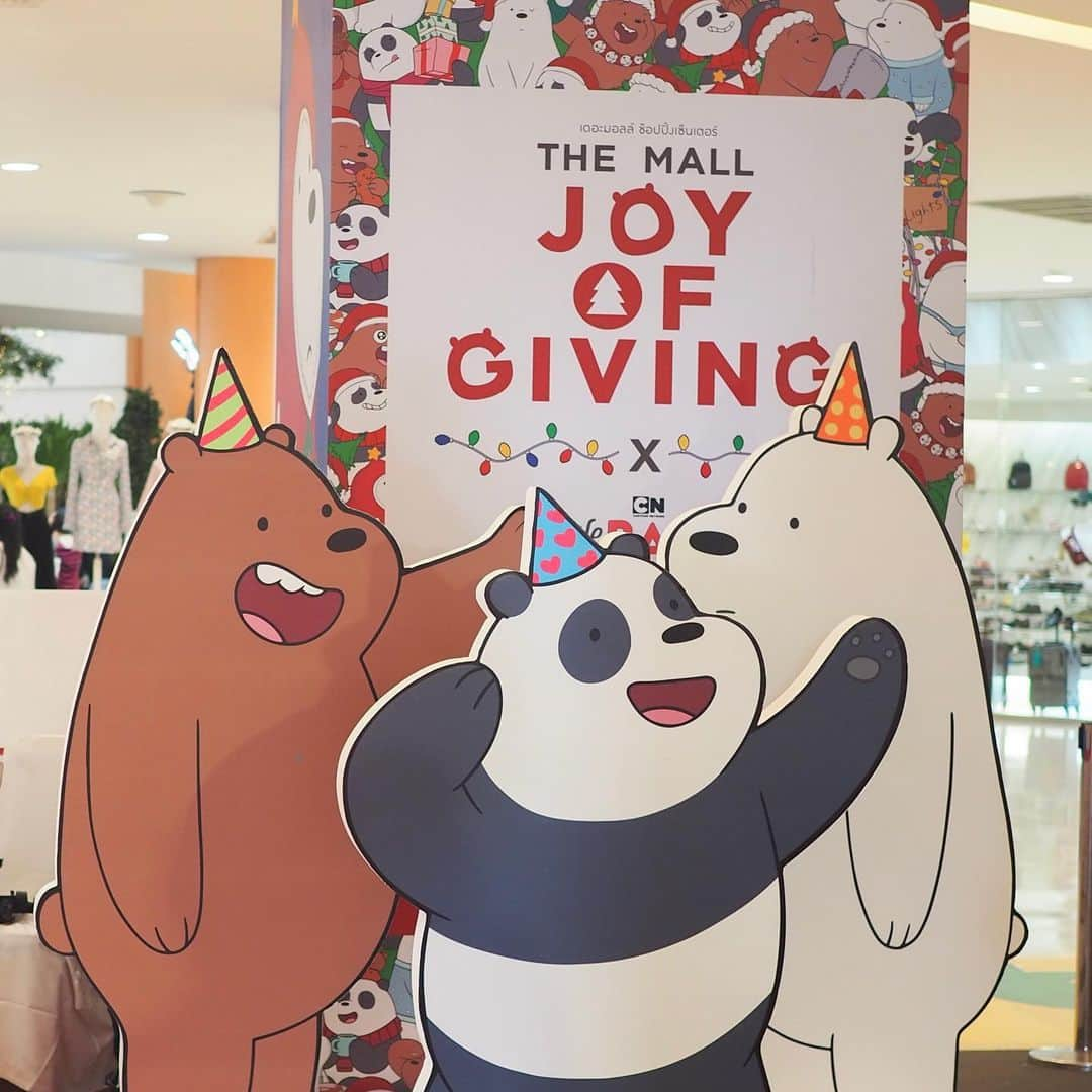 Song Sweet Songさんのインスタグラム写真 - (Song Sweet SongInstagram)「。 THE MALL : JOY OF GIVING 🎄 จัดกิจกรรมสำหรับลูกค้าทุกท่านต้อนรับเทศกาลแห่งความสุขที่กำลังจะมาถึงด้วยบรรยากาศที่อบอุ่น สนุกสนานและน่ารักในธีมคุณหมี WE BARE BEAR ทั้ง3ค่า~❤️ 。 . ภายในงานมีกิจกรรมให้ร่วมเล่นมากมาย มุมถ่ายรูปน่ารักๆเพียบ และกิจกรรมที่พลาดไม่ได้ นั่นคือ! M Card Bar นั่นเองค่า~ 。 . โดยภายในบูธจะมี คุกกี้ไอศครีมแซนวิช ที่ไม่ขาย! แต่ให้ฟรี！！ สำหรับลูกค้าM-card ที่ซื้อสินค้าภายใน The Mall บางแคครบ 500 บาท เท่านี้ก็มาแลกรับได้ทันที 1 ถ้วยไปเลยค่า^^ M CARD bar จะเปิดให้แลกคุกกี้ไอศครีมแซนด์วิชในวันที่ 23,24,31 พย. 1,7,8 ธค. 62  ที่เดอะมอลล์บางแคนะค้าาา 🎄🐻🍨 。 . ขอบคุณ @themall_thailand ที่ให้ทางเราเป็นส่วนหนึ่งของกิจกรรมแห่งความสุขส่งท้ายปีนี้นะคะ 🎄💕 。 #bearychristmas  #webarebears  #cookieicecream  #icecreamsandwich  #earlychristmas  #merrychristmas #themallthailand #themallxwebarebears #themallbearychristmas  #songsweetsong_cookie_diary」11月24日 17時53分 - songsweetsong