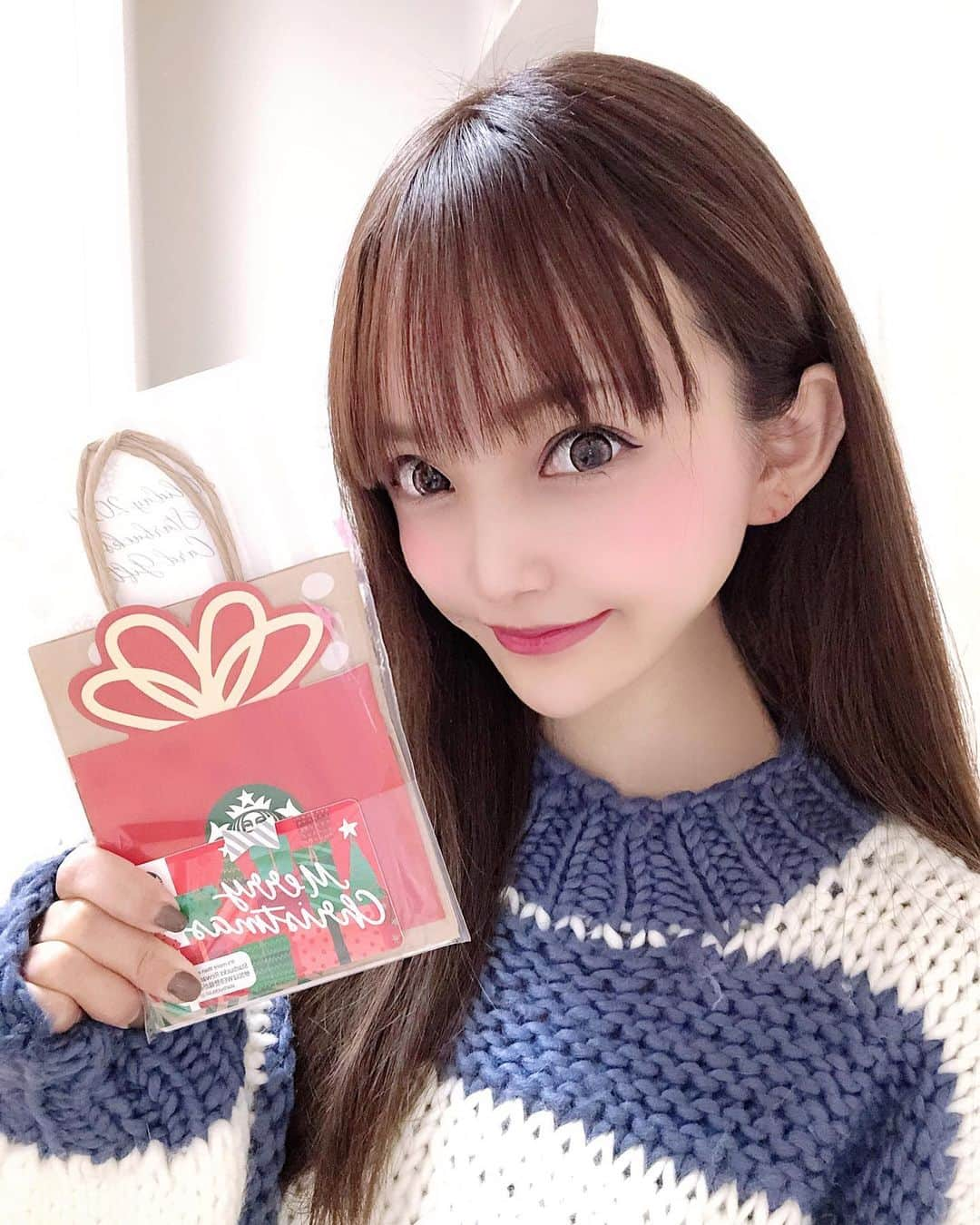 宇佐美あいりさんのインスタグラム写真 - (宇佐美あいりInstagram)「やぽ♡Wi-Fiずっと使えなくてやっと復活ちた😫✨さて、この前ファンの方から頂いた大好きなスタバのカード🎄X'masバージョンになっててめっちゃ可愛い😻お気に入り✨ありがとう💕  #グラドル自撮画撮り部#starbucks#スタバ#スターバックス#cafe#カード#ギフトカード#ギフトセット#クリスマス#xmas#クリスマスギフト#可愛い#present##japanesegirl#instadaily#instalike#igers #selfie#instagood#pleaselike#followme」11月24日 17時46分 - airi.usami_official