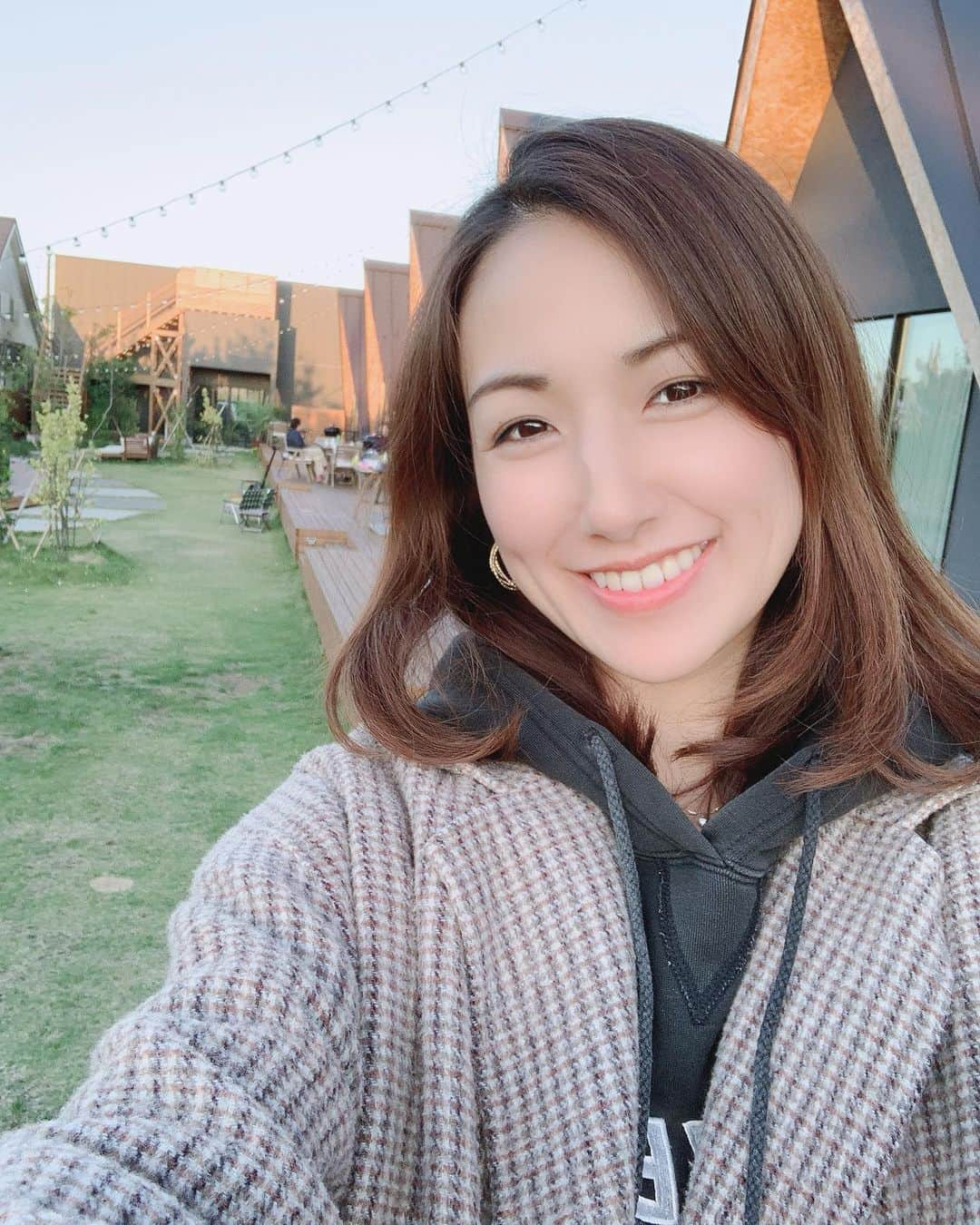 神谷美伽のインスタグラム：「おそらく４、5回目のグランピング😆🏕なかなかグランピングから抜け出せず普通のキャンプはお預け😂それどころか今回はもうテントでもなく小屋でした　笑笑　お風呂も付いてて快適😚楽ちんにキャンプ気分も味わえて、おしゃれで素敵な時間を過ごせました🍷✨ お姉ちゃん夫婦と両親と、また来年も行けたらいいな✨  #グランピング #グランピングキャンプ #千葉県 #海の近く#バーベキュー #焼くのが苦手 #致命的 😂#旅行好き#姉妹ママ」