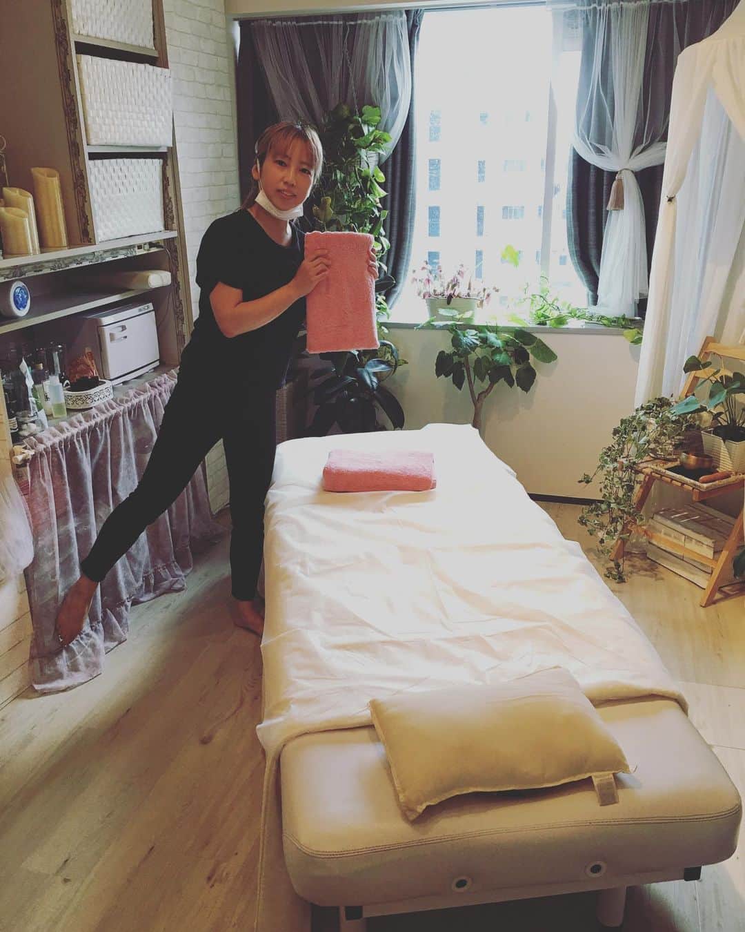 荒井岳史さんのインスタグラム写真 - (荒井岳史Instagram)「In-Pishのパンさんこと、あやさんが身体バキバキおじさんにも効く施術を施してくるということで行って参りました。 ギター弾く人は身体が歪んでるみたいだね〜😭 残りのツアーもこれで頑張れそうです。 気になる方はチェックしてみてくださいまし！タグ付けされた本人のアカウントでチェックできます🙇🏻」11月24日 17時48分 - takeshi_arai
