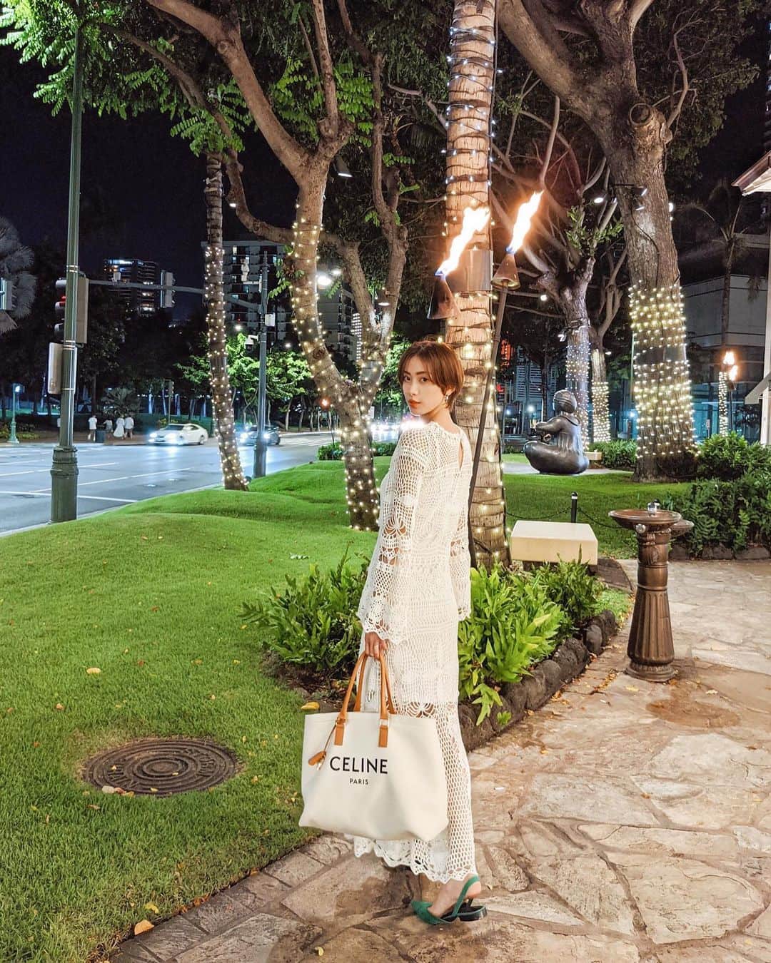 ソンイのインスタグラム：「ハワイ私服🌴﻿ ディナーは少しドレスアップ風に🍸🍴﻿ 🌺かぎ編みワンピース : @casa_fline 🌺シューズ : @zara﻿ 🌺バック : @celine ﻿ ハワイでの写真はぜーーんぶピクセル4💕﻿ 通常カメラの画質の良さはもちろんなんだけど、夜景モードが神すぎて夜でもこんなに明るく綺麗に写るの！🤳🏻💕﻿ イルミネーションや夜景+人物でもどっちかが暗くなったりしないし、雰囲気が良い暗めのレストランやBarでもすっごく綺麗に撮れちゃう🥺✨﻿ スマホで夜景までこんなに綺麗に撮れるなんてほんとにすごいほんとに感動🌃👏🏼﻿ #pixelで撮影 #googleのスマホ #teampixel」