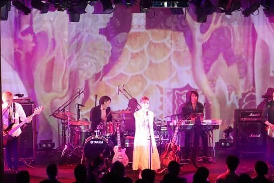 辻詩音のインスタグラム：「#夢中博 ありがとう🌝 「見たい夢を見られる本」を辻詩音が開くと、いろんな物語が展開していくというストーリーライブでした👸おばけが出てきたり、ダンスしたり、やりたいエンタメをたくさん詰め込みました📖 音源付きミニ文庫本「夢中旅」に収録されてる新曲Mirrorもたくさん聴いてください。(オンライン販売今日から開始したよ！HPをみてね) 1月11日(土)、誕生日の次の日には夢中シリーズ第二弾「夢中夜」があります。この日は本がたくさん並んでる素敵な場所「森の図書室」でワンマンライブ。 詳細は少し待っててね。  #辻詩音 #渋谷duomusicexchange #shibuya #渋谷 #music #singersongwriter #live #夢中博」