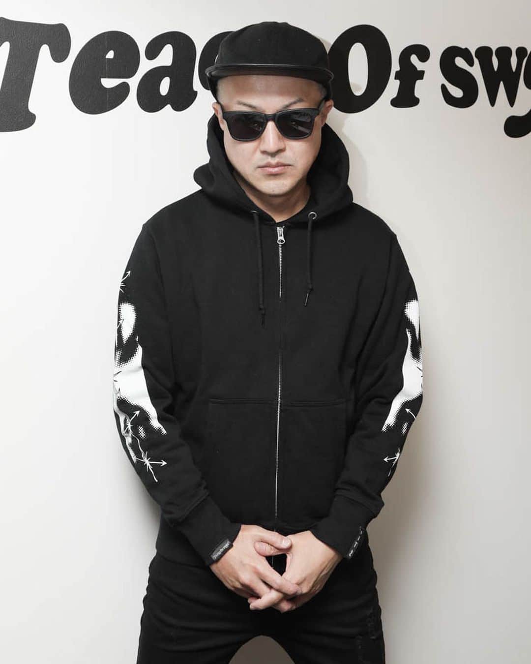 のインスタグラム：「TEARS OF SWAN×montage-ZIP PARKERになります!! official webshopでもオーダー開始ですので宜しくお願い致します(^^)👁⛓📝 http://tears-of-swan.shop-pro.jp/?pid=147063328 (モデル着用M、12月上旬販売開始、売切次第終了、再販売はありません)  @tears_of_swan  #tearsofswan  @montage_tyo  #montage #zipparker #parker #hoodie」