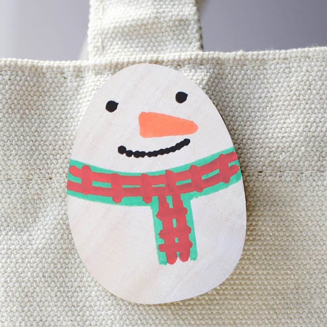 たのでんさんのインスタグラム写真 - (たのでんInstagram)「✨クリスマスにピッタリの木のバッジを作ろう！🎄簡単工作でクリスマスを楽しもう♪着色するだけなので手軽にオリジナルクリスマスバッジ作りを楽しむ事ができるます！⁠ .⁠ ※紹介している商品はこちらから購入できます。画像をタップして商品タグが出て来ます。⁠ .⁠ @tanotsuku をいいね、フォロー、そしてあなたの写真にタグ付けしてください！⁠ #たのつく ・ #tanotsuku⁠ .⁠ Homepage: www.tanoden.fun ⁠ Shop: https://www.crafteriaux.co.jp/⁠ .⁠ #クラフテリオ #サンワ #工作 #こうさく #手作り #てづくり #イベント #工作大好き #工作キット #簡単工作 #親子で工作 #工作好き #ハンドメイド #DIY #ワークショップ #workshop #作品 #クリスマス #東大阪 #higashiosaka #christmas #クリスマス工作 #冬休み #冬休み工作 #クリスマスdiy」11月24日 18時00分 - tanotsuku