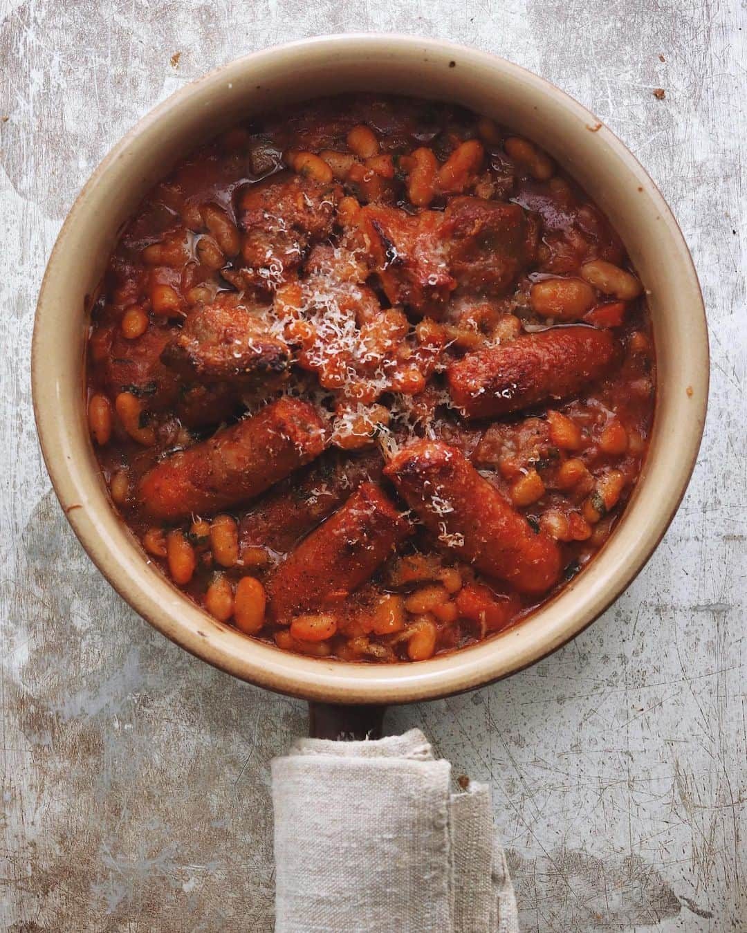 樋口正樹さんのインスタグラム写真 - (樋口正樹Instagram)「Cassoulet 🍷 . 今夜は濃厚なカスレ。 インゲン豆と豚肩肉、 香味野菜とトマトを コトコトと煮込んで、 ソーセージを加えて オーブンで仕上げて。 安価なボジョレーと🍷 . . #カスレ #煮込み #インゲン豆 #豆料理 #cassoulet #feijoada」11月24日 18時10分 - higuccini