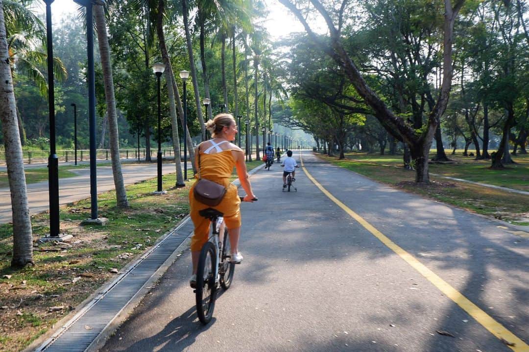 のインスタグラム：「Throwback to simpler times when my lil toe wasn’t broken and I could ride a bike 😪」
