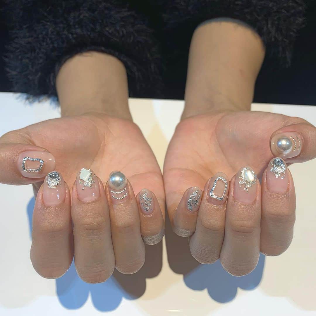 RUBY&ONYX by Kanako Miuraのインスタグラム：「Silver💎🐚 Pearl ・ ・ ・ 11/26 14:30.17:00.18:00 11/28 14:30.17:00.18:00  ご案内可能です🥰  そのほかのお時間もお問い合わせください💫  お子様もお隣に座れるルームや個室もございます💡 ・ ・ 🌿月額制もやってます🌿 ○プレミアム会員(ハンド&フット)¥29,800(税抜)・ ○ハンドレギュラー会員¥14,800(税抜)・ ○フットレギュラー会員¥14,800(税抜)・ ・ それぞれ全てのメニューが月に何度でもご利用頂けます。  ご予約、お問い合わせはDMまたは 0354595882 LINE ID：@ rubynail までお気軽にどうぞ💫  #daikanyama#nailsalon#nail#gelnail#rubyandonyx#handnail#mode#cool#studs#menscare#ART#autumnnails#メンズネイル#メンズケア#定額制ネイル#通い放題#ジェルネイル#ネイル#ノーサンディング#ショートネイル#代官山ネイルサロン#トレンドネイル#冬ネイル」