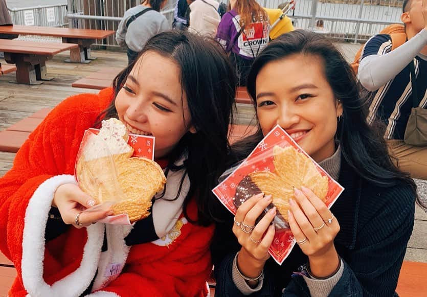 のインスタグラム：「この二人とUSJこれて本当によかった:) スヌーピーにキティにいろんなエリアを回って写真撮った📸  ユニバのパルミエ・ショコラっていうハートのお菓子美味しかったのでおすすめ！  USJのあとに泊まったホテルも豪華で海外ドラマ気分だったしまた行きたいなあ😈  #USJ #ユニバ #大阪 #オフィシャルホテル #USJクリスマス #ユニバーサルスタジオジャパン #冬 #ミニオン #ハリーポッター #winter #Christmas #instagood #pr #illumination #girlsnight」